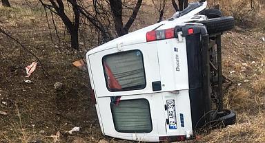 Afyonkarahisar'da kamyonet ile otomobilin çarpıştığı kazada 2 kişi öldü