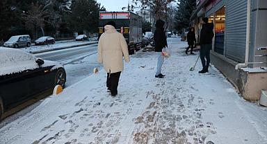 Afyonkarahisar'da kar yağışı etkili oldu