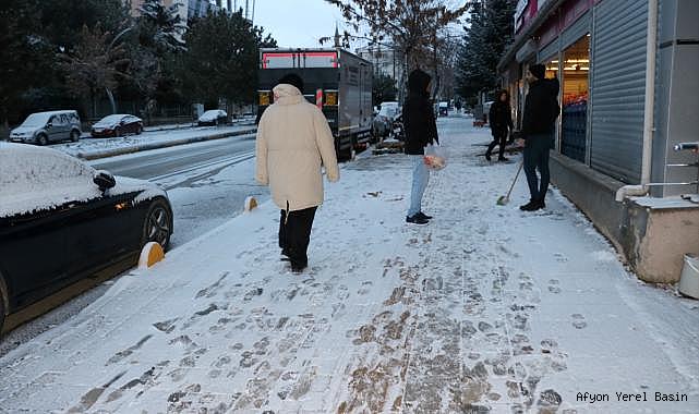 Afyonkarahisar'da kar yağışı etkili oldu