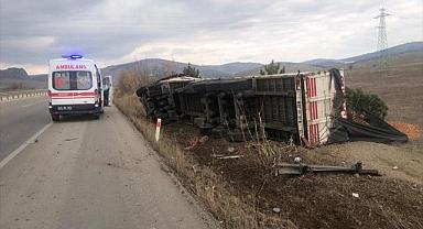 Afyonkarahisar'da talaş yüklü kamyonun devrilmesi sonucu 1 kişi yaralandı