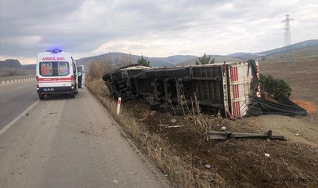 Afyonkarahisar'da talaş yüklü kamyonun devrilmesi sonucu 1 kişi yaralandı
