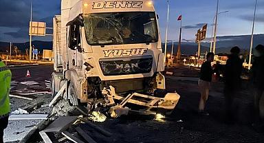 Afyonkarahisar'da tır ile kamyonetin çarpıştığı kazada 2 kişi yaralandı