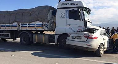 Afyonkarahisar'da tırla çarpışan otomobilin sürücüsü öldü