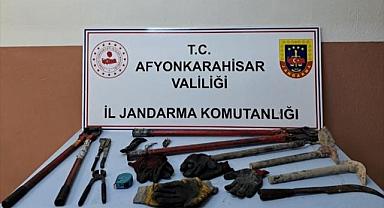 Afyonkarahisar'da tren yolunda demir keserken yakalanan 2 zanlı tutuklandı