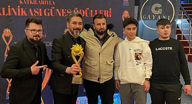 AFYONLU KUAFÖR ÖDÜLE DOYMUYOR