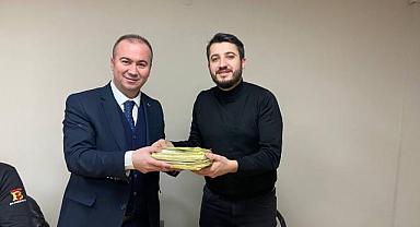 AK GENÇLER YAPTIKLARI ÜYELERİN KOÇANLARINI BAŞKAN ULUÇAY’A TESLİM ETTİ