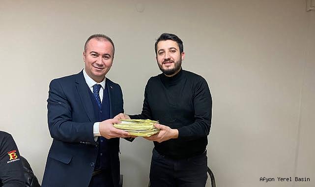 AK GENÇLER YAPTIKLARI ÜYELERİN KOÇANLARINI BAŞKAN ULUÇAY’A TESLİM ETTİ