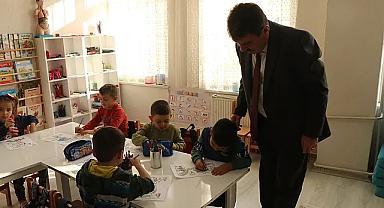 Başkan Nihat Sarı Öğrencilere Hediye Getiren Üniversiteliler İle Sohbet Etti