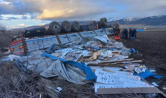 Çay'da devrilen tırın sürücüsü yaralandı