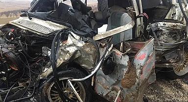 Dinar'da trafik kazası: 2 ölü 2 yaralı