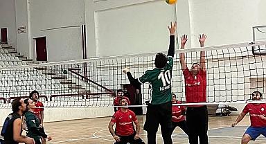 Dinarda İlçeler Arası Voleybol
