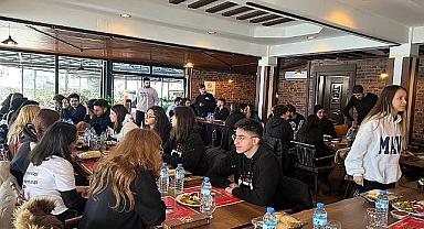 İstanbul Doğuş Üniversitesi Öğrencilerinden Dinar'da Giyim ve Kırtasiye Yardımı