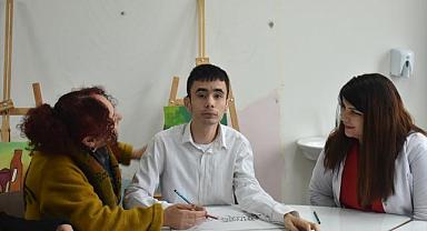 Otizmli ve işitme engelli Akif resim yeteneğini öğretmeninin desteğiyle geliştirdi