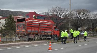 Refüjdeki ağaca çarpan kamyondaki 2 kişi yaralandı