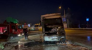 Seyir halindeki mermer yüklü kamyon yandı