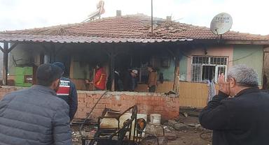 Sinanpaşa'da bir evde çıkan yangın söndürüldü