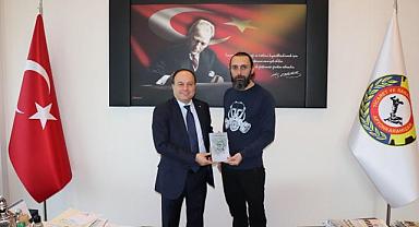 YILMAZ, YENİ KİTABINI SERTESER’E TAKDİM ETTİ