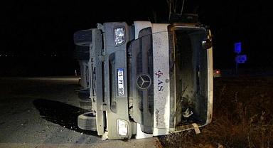 Afyonkarahisar'da devrilen kamyonun sürücüsü yaralandı
