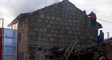 Afyonkarahisar'da iki katlı evde çıkan yangın söndürüldü