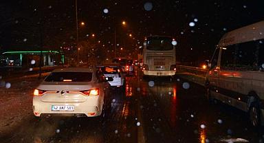 Afyonkarahisar'da kar yağışı etkili oluyor