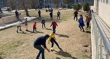Afyonkarahisar'daki depremzede çocuklara spor ve oyun terapisi