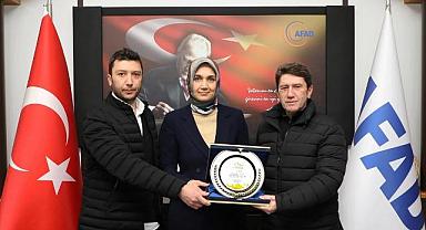 Afyonkarahisar Valisi Yiğitbaşı, deprem bölgesine destek olan iş insanlarına plaket verdi