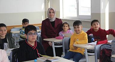 Afyonkarahisar Valisi Yiğitbaşı, depremzede öğrenciye muhabbet kuşu hediye etti