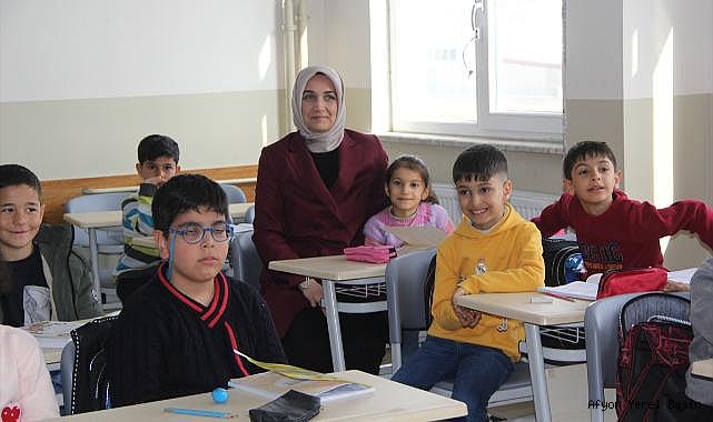 Afyonkarahisar Valisi Yiğitbaşı, depremzede öğrenciye muhabbet kuşu hediye etti