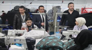 Akhisar'da depremzedeler için tulum üretimine başlandı