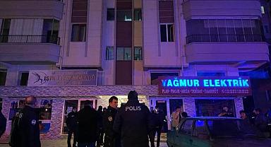 Apartman dairesinde çıkan yangında 3 kişi dumandan etkilendi