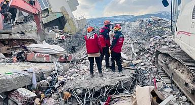 Arama kurtarma ekipleri artçı depremlere rağmen çalışmalarına devam ediyor