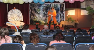 Aydın'da misafir edilen depremzede çocuklara tiyatro gösterisi sunuldu 