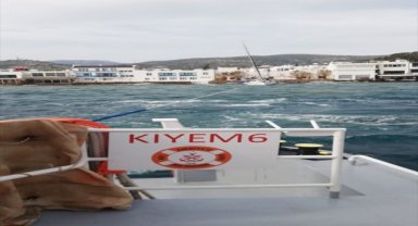 Bodrum'da denizde sürüklenen tekne, ekiplerce kıyıya yanaştırıldı