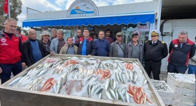 Bodrum'da mezatla satılan balıklardan elde edilen gelir depremzedelere bağışlandı