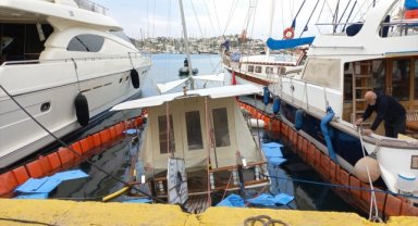 Bodrum'da su alan tur teknesi yarıya kadar battı