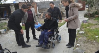 Çine'de engelli vatandaşa akülü araç hediyesi