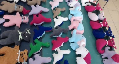 Çivril'de gönüllüler depremzede çocuklar için oyuncak dikiyor