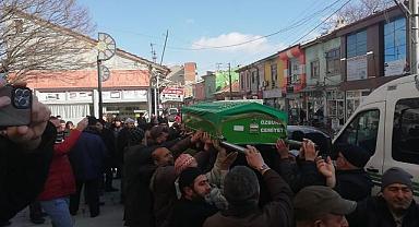 Depremde hayatını kaybeden 5 kişilik aile Afyonkarahisar'da toprağa verildi