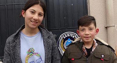 Depremzede çocuklara ulaştırılması için harçlıklarını belediye ekiplerine verdiler