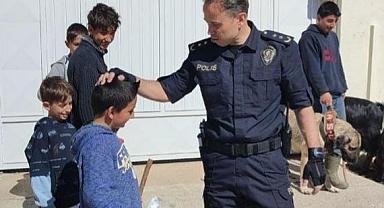 EMiRDAĞ EMNİYET MÜDÜRÜ ERDAL YANIK DEPREMZEDE COCUKLARIN YÜZÜNÜ GÜLDÜRÜYOR