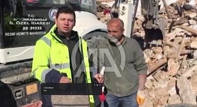 Enkazda bulunan altın dolu keseyle para çantası sahibine teslim edildi