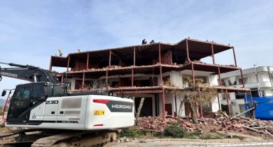 Fethiye'de bir yapının kaçak kısımları belediye ekiplerince yıkıldı