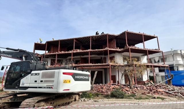 Fethiye'de bir yapının kaçak kısımları belediye ekiplerince yıkıldı