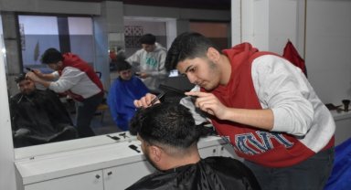 Germencik'te ağırlanan depremzedelerin saç bakımları meslek lisesilerden