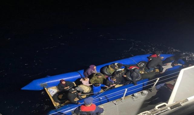 İzmir açıklarında 29 düzensiz göçmen yakalandı, 21 düzensiz göçmen kurtarıldı