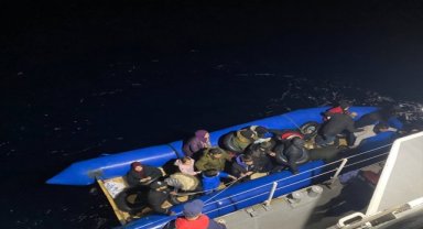 İzmir açıklarında 29 düzensiz göçmen yakalandı, 21 düzensiz göçmen kurtarıldı