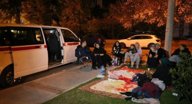 İzmir'de deprem sonrası vatandaşlar çadır ve araçlarda konaklıyor