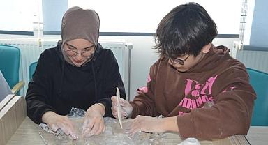 Karahisar Gençlik Merkezinde çini ve seramik eğitimi verildi