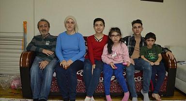Kök hücresiyle hayata tutunduğu otizmli kardeşinin üzerine titriyor