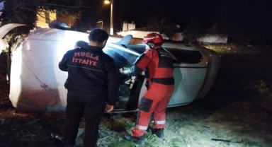 Muğla'da devrilen otomobilde sıkışan sürücü kurtarıldı
